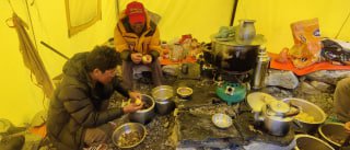 夏尔巴准备食物